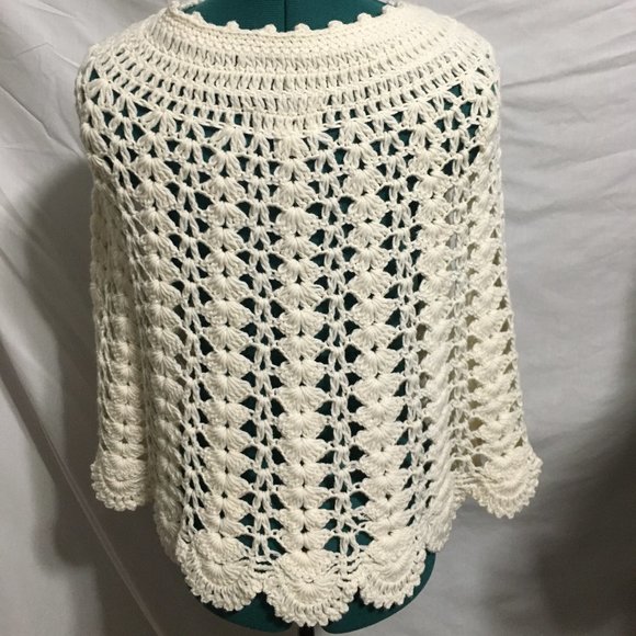 Crochet Shawl Wrap size Small? Cream w/ two woven buttons - Picture 2 of 4